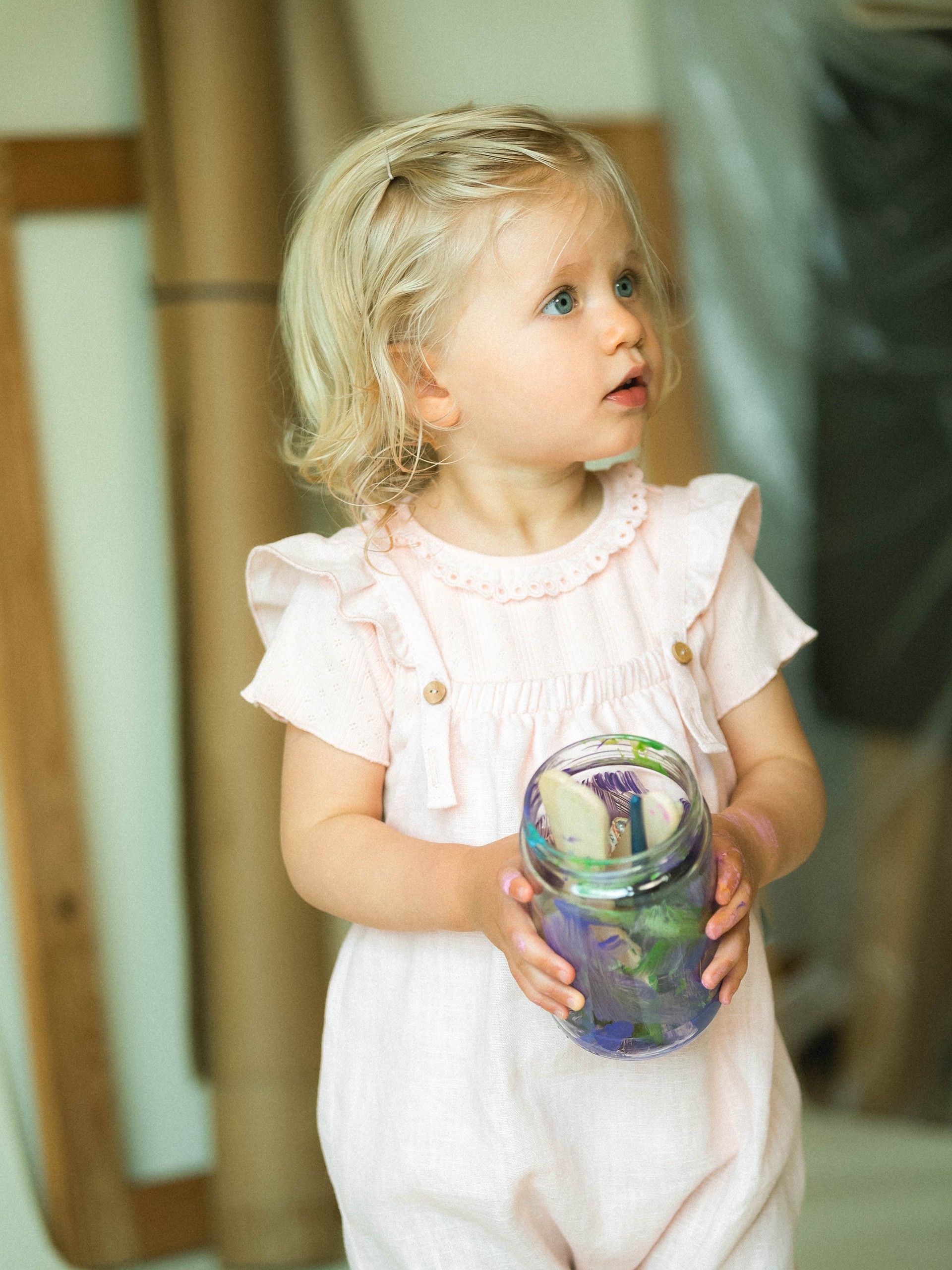 Jardineiras lisas em linho com algodão e alças com folho