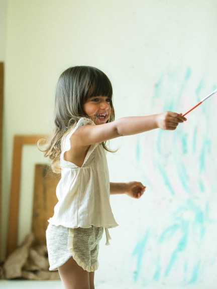 Pantalón Corto pull-up en punto efecto tejido con detalle de volante Pantalón Corto pull-up en punto efecto tejido con detalle de volante