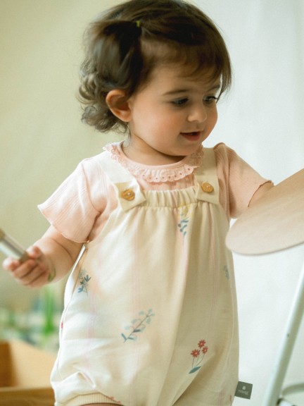 Ajour pattern T-shirt with ruffled collar English embroidery Ajour pattern T-shirt with ruffled collar English embroidery