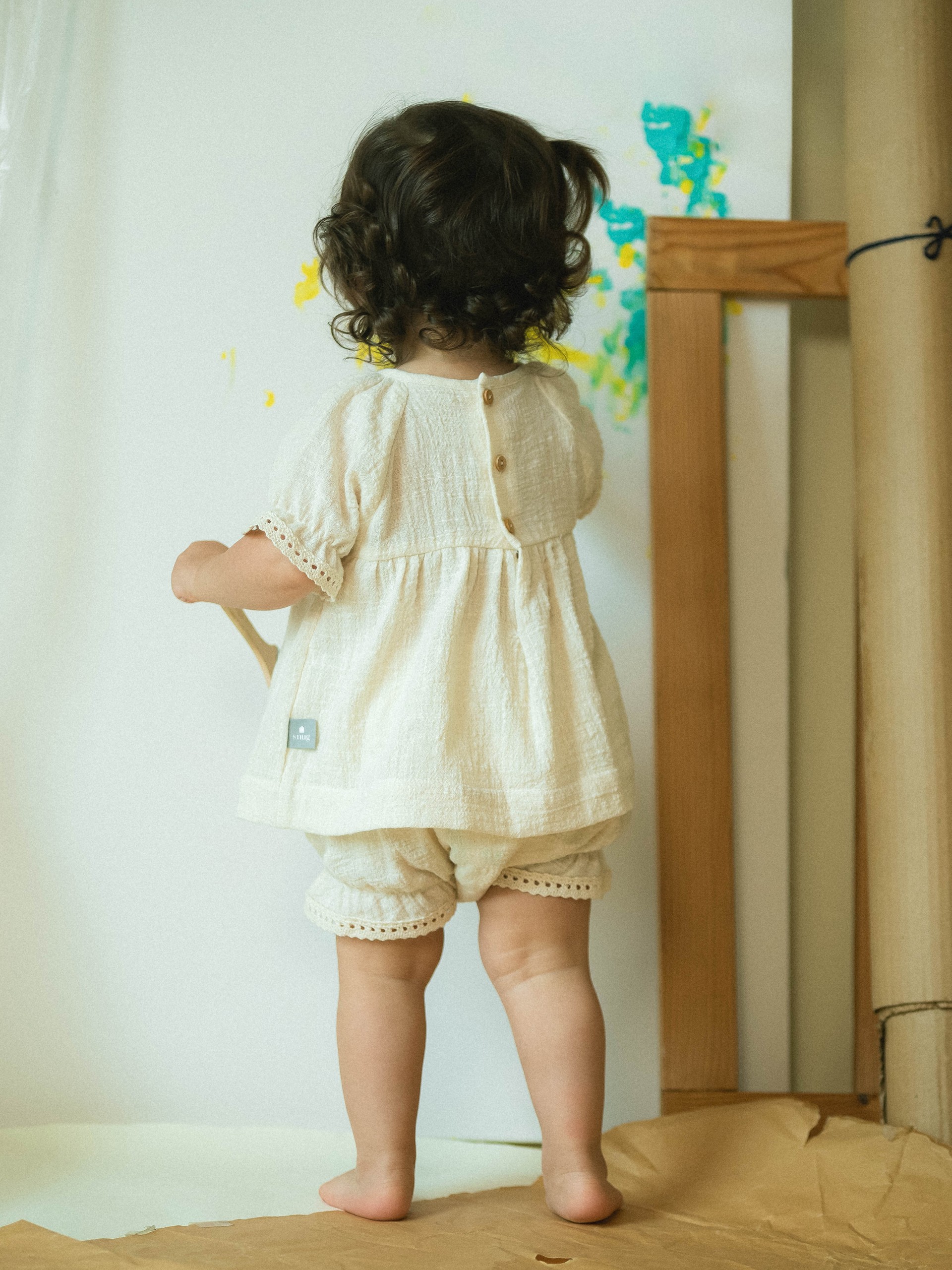 Conjunto de blusa y pantalón corto con bordado y detalles de encaje.