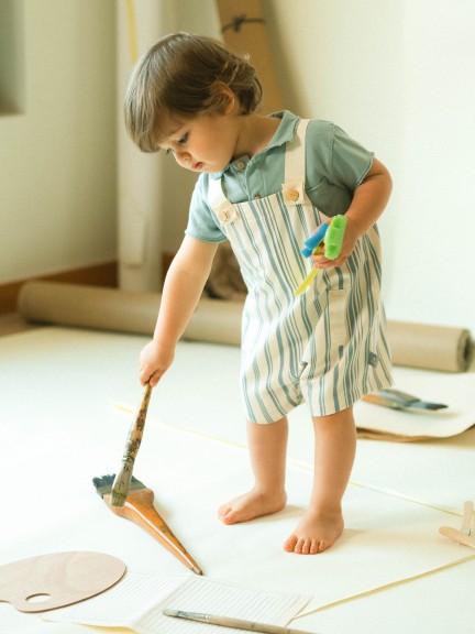 Pantalón Corto con peto en felpa estampada Pantalón Corto con peto en felpa estampada