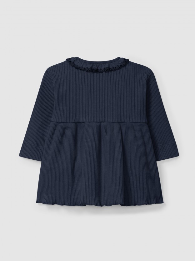 Vestido acanalado con cuello de volante