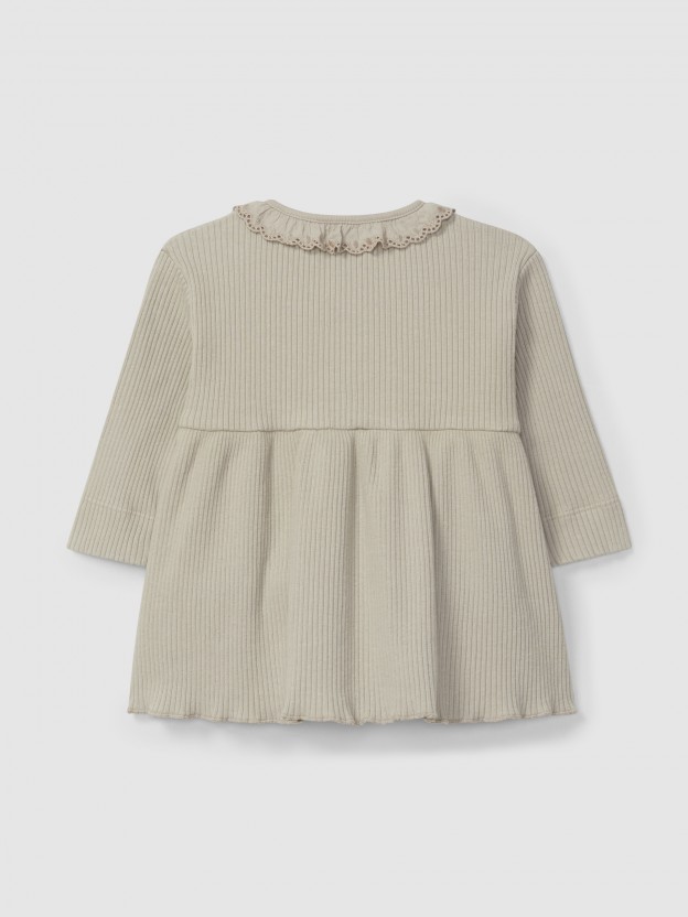 Vestido acanalado con cuello de volante