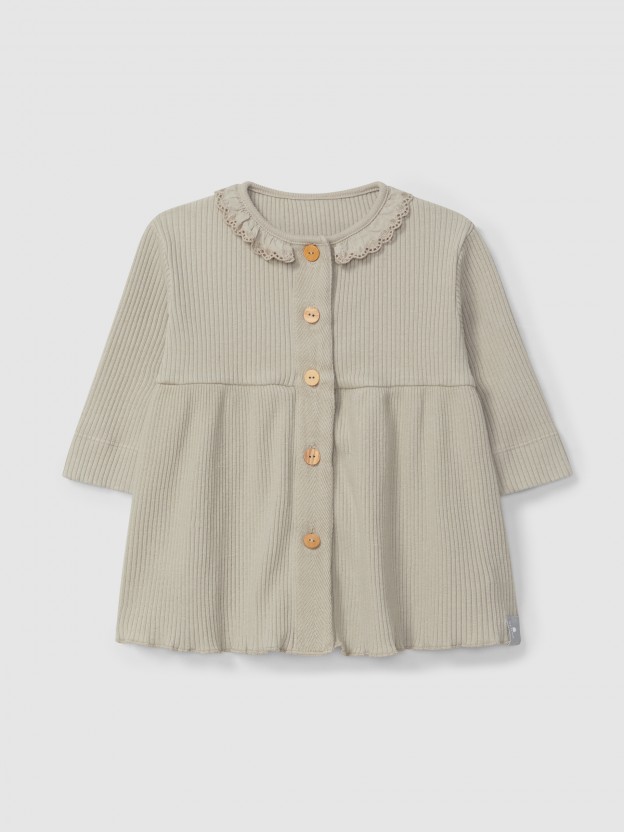 Vestido acanalado con cuello de volante