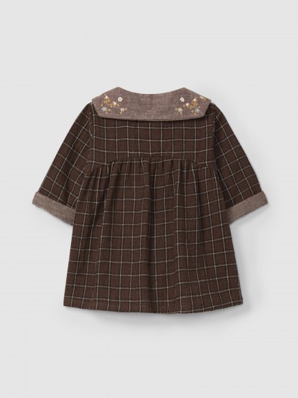 Vestido xadrez com detalhe de flores bordadas Vestido xadrez com detalhe de flores bordadas