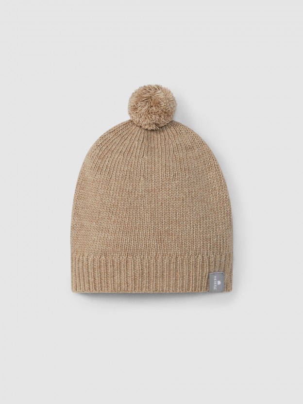 Knitted beanie with pom-pom Knitted beanie with pom-pom
