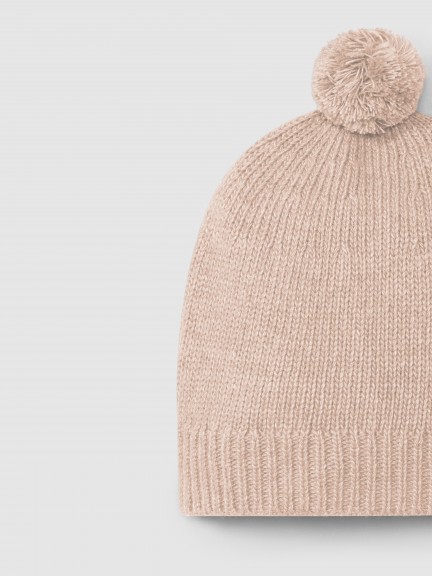 Knitted beanie with pom-pom Knitted beanie with pom-pom