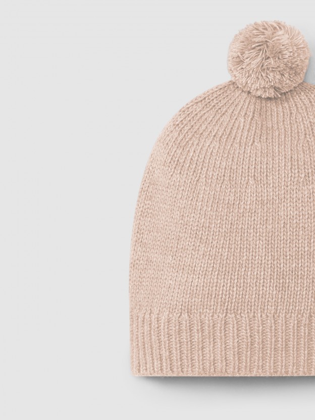 Gorro tricotado com pom-pom