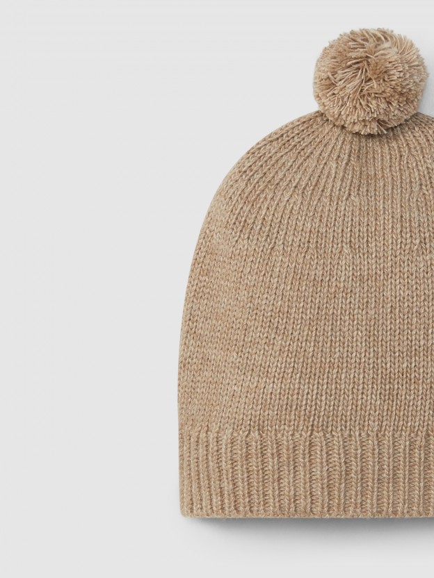 Knitted beanie with pom-pom Knitted beanie with pom-pom