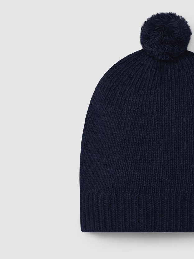 Knitted beanie with pom-pom