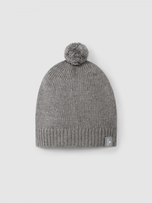 Gorro tricotado com pom-pom Gorro tricotado com pom-pom