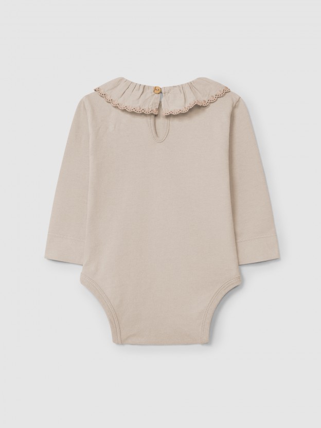 Bodysuit in organic cotton with ruffled embroidered collar Bodysuit in organic cotton with ruffled embroidered collar