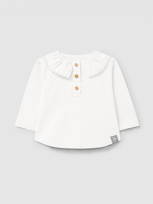 Longsleeve in organic cotton with ruffled embroidered collar Longsleeve in organic cotton with ruffled embroidered collar