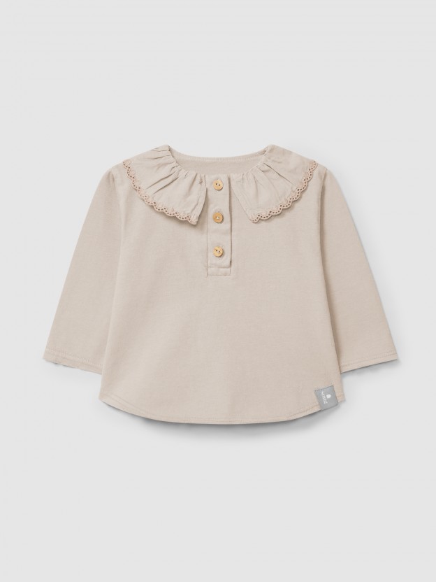 Longsleeve in organic cotton with ruffled embroidered collar Longsleeve in organic cotton with ruffled embroidered collar