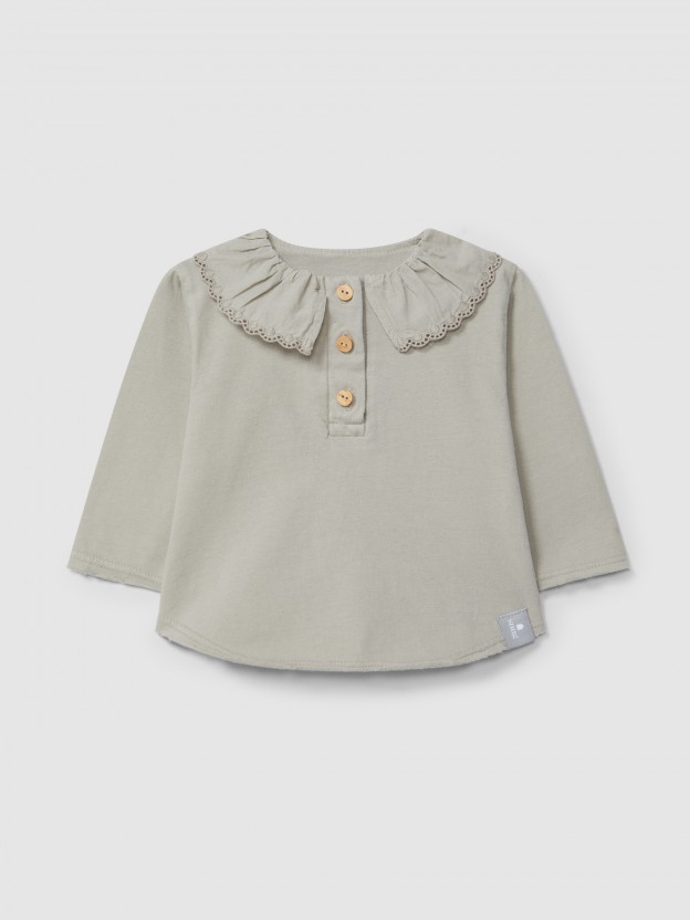 Longsleeve in organic cotton with ruffled embroidered collar Longsleeve in organic cotton with ruffled embroidered collar