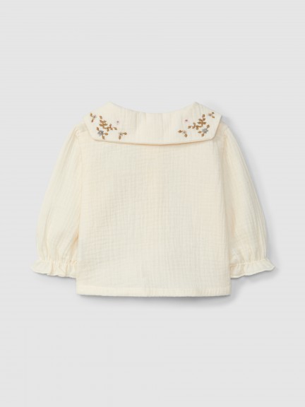 Blusa em musseline com gola de flores bordadas Blusa em musseline com gola de flores bordadas