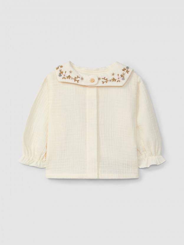 Muslin blouse with embroidered floral collar Muslin blouse with embroidered floral collar