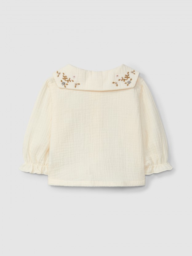 Muslin blouse with embroidered floral collar Muslin blouse with embroidered floral collar