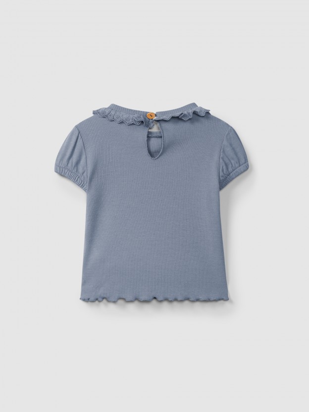 T-shirt em malha canelada com gola bordado ingl�s