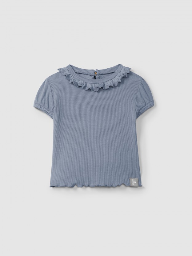 T-shirt em malha canelada com gola bordado ingl�s