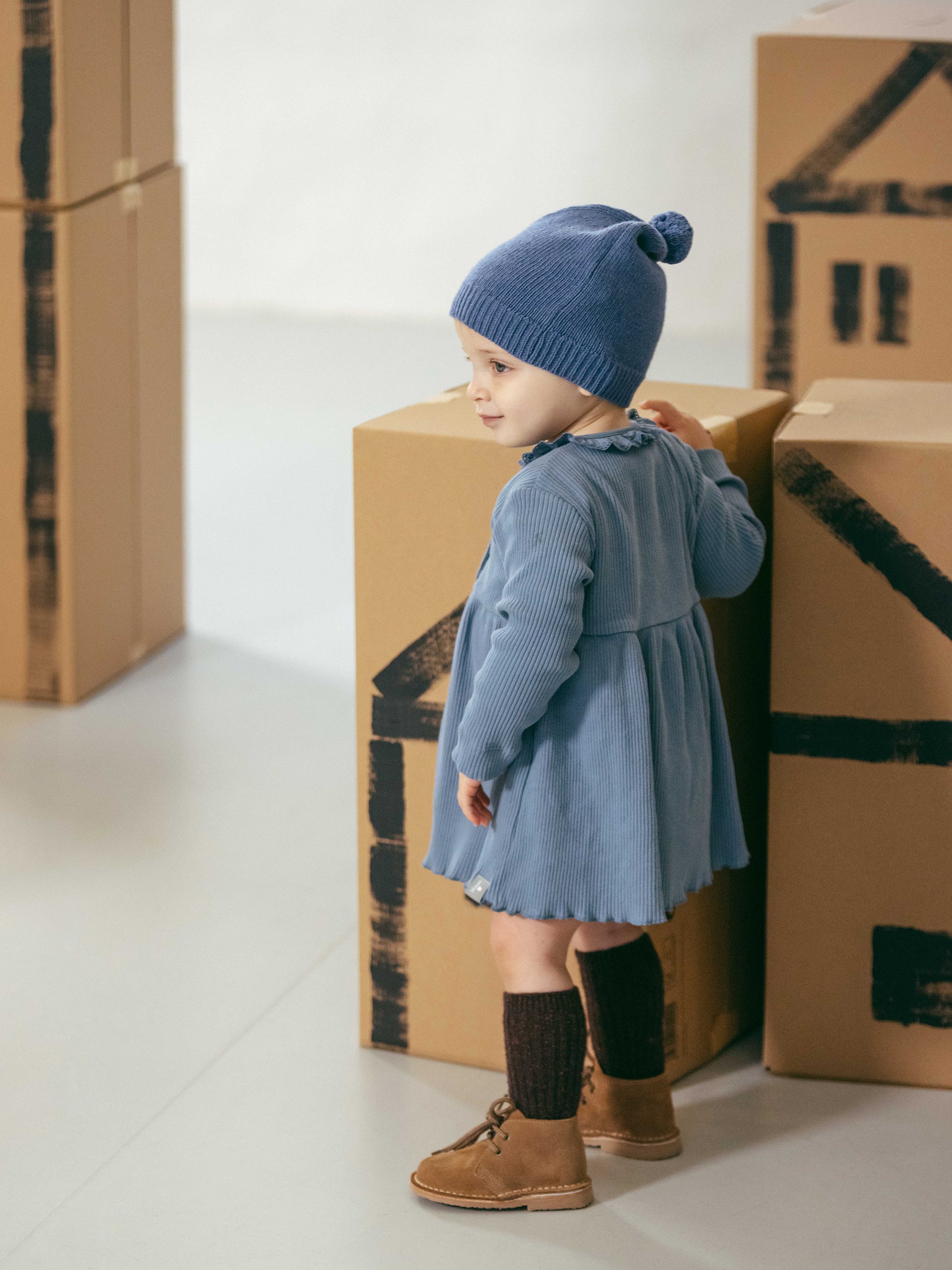 Dress in ribbed jersey with ruffled collar