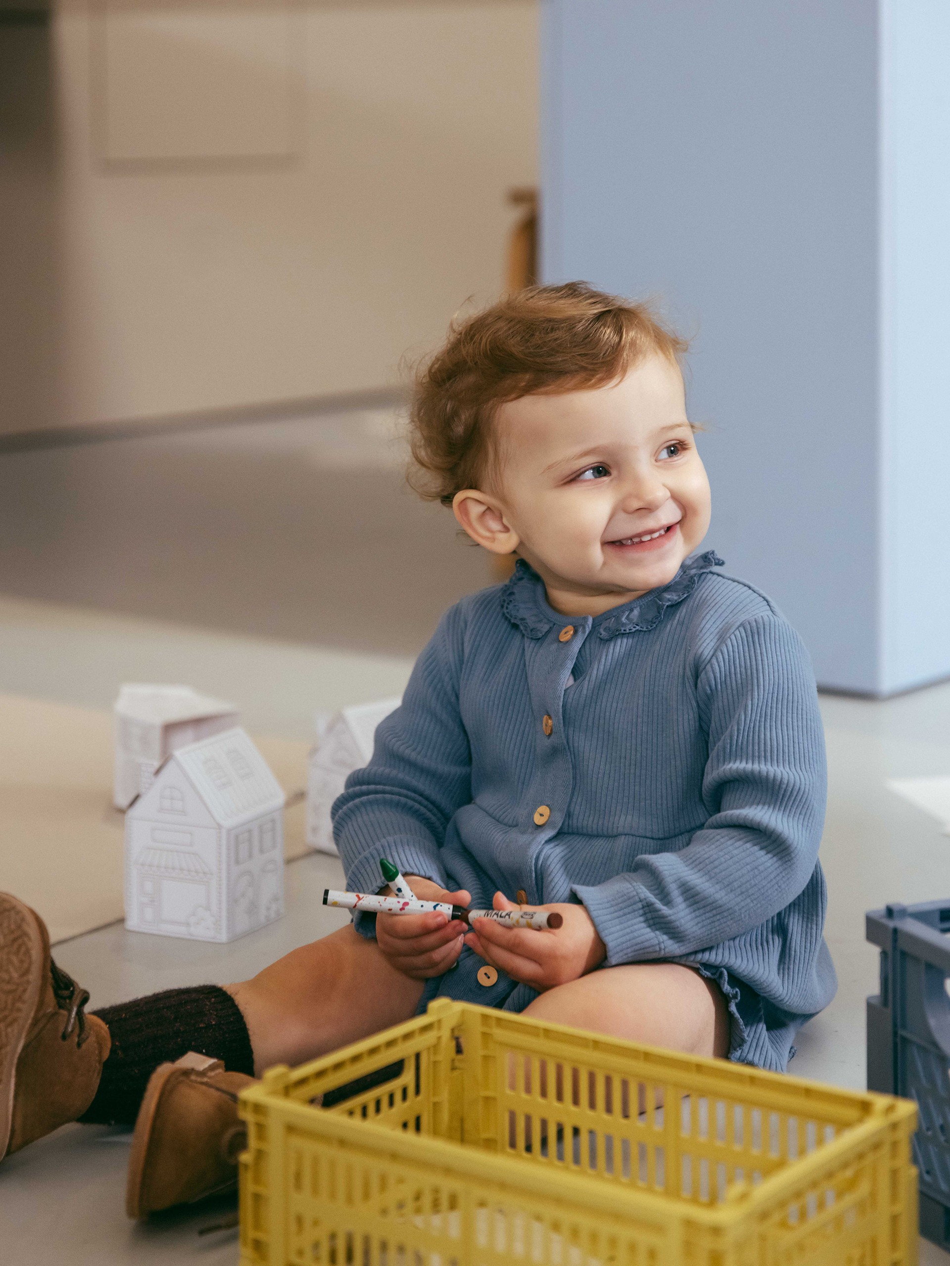 Dress in ribbed jersey with ruffled collar