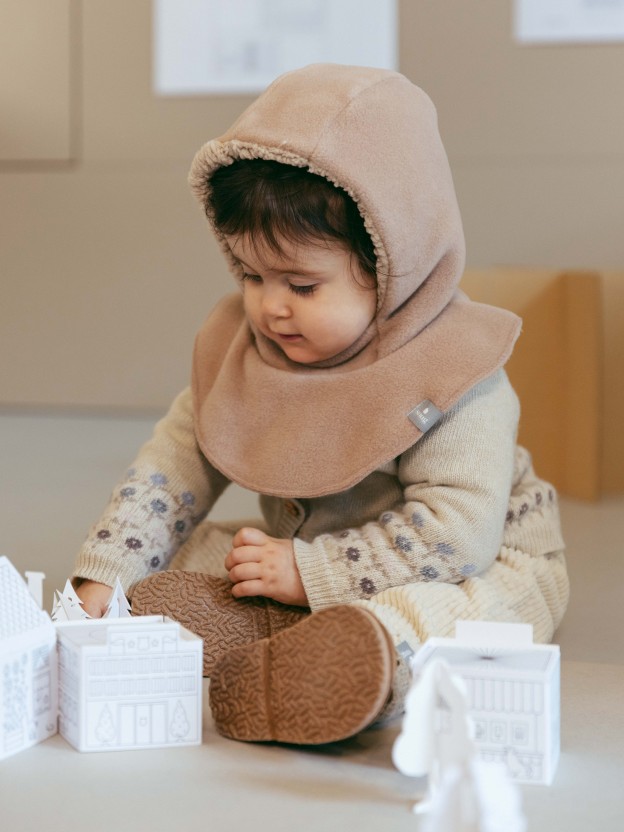 Fleece beanie with collar
