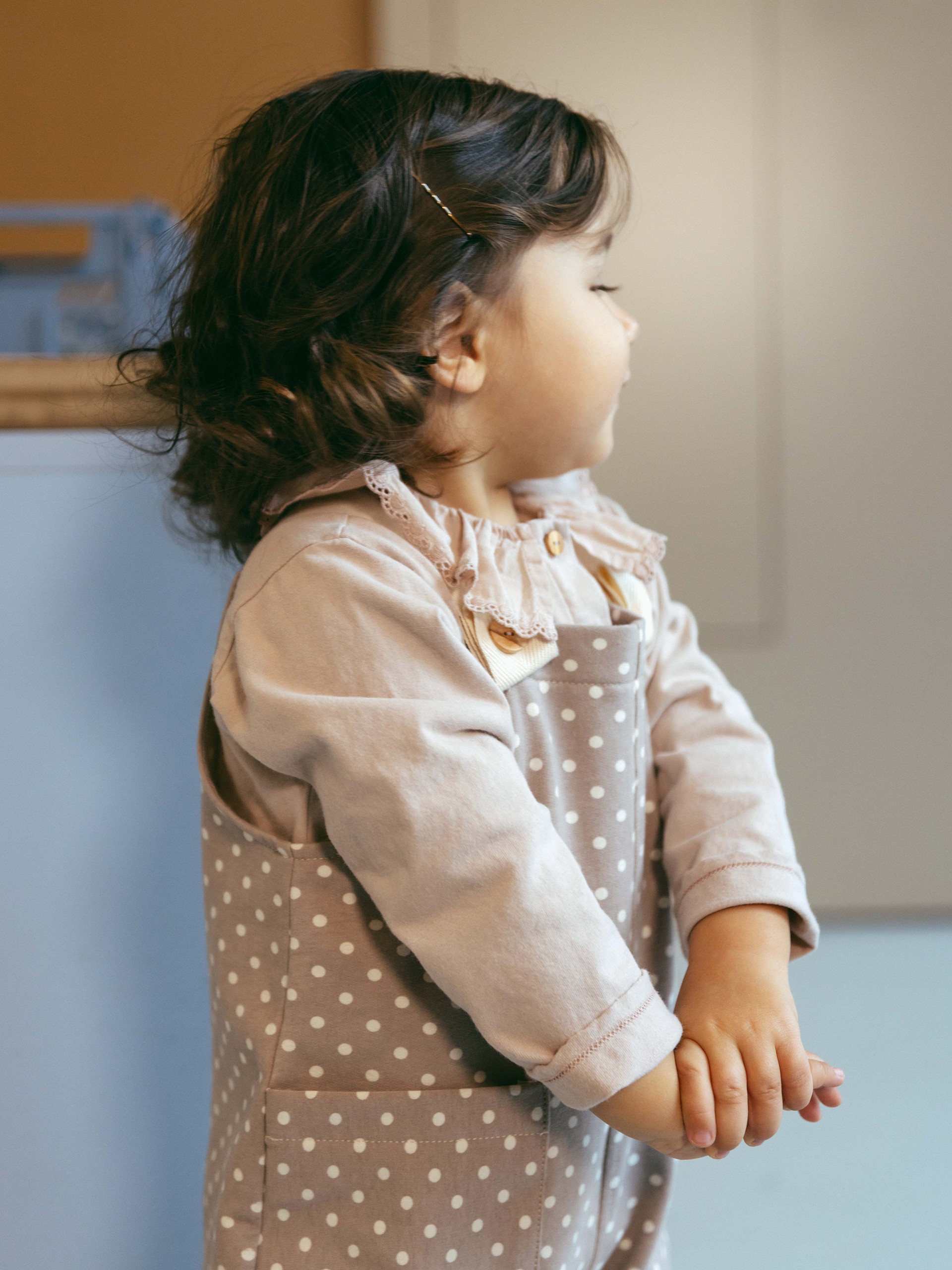 Longsleeve in organic cotton with ruffled embroidered collar