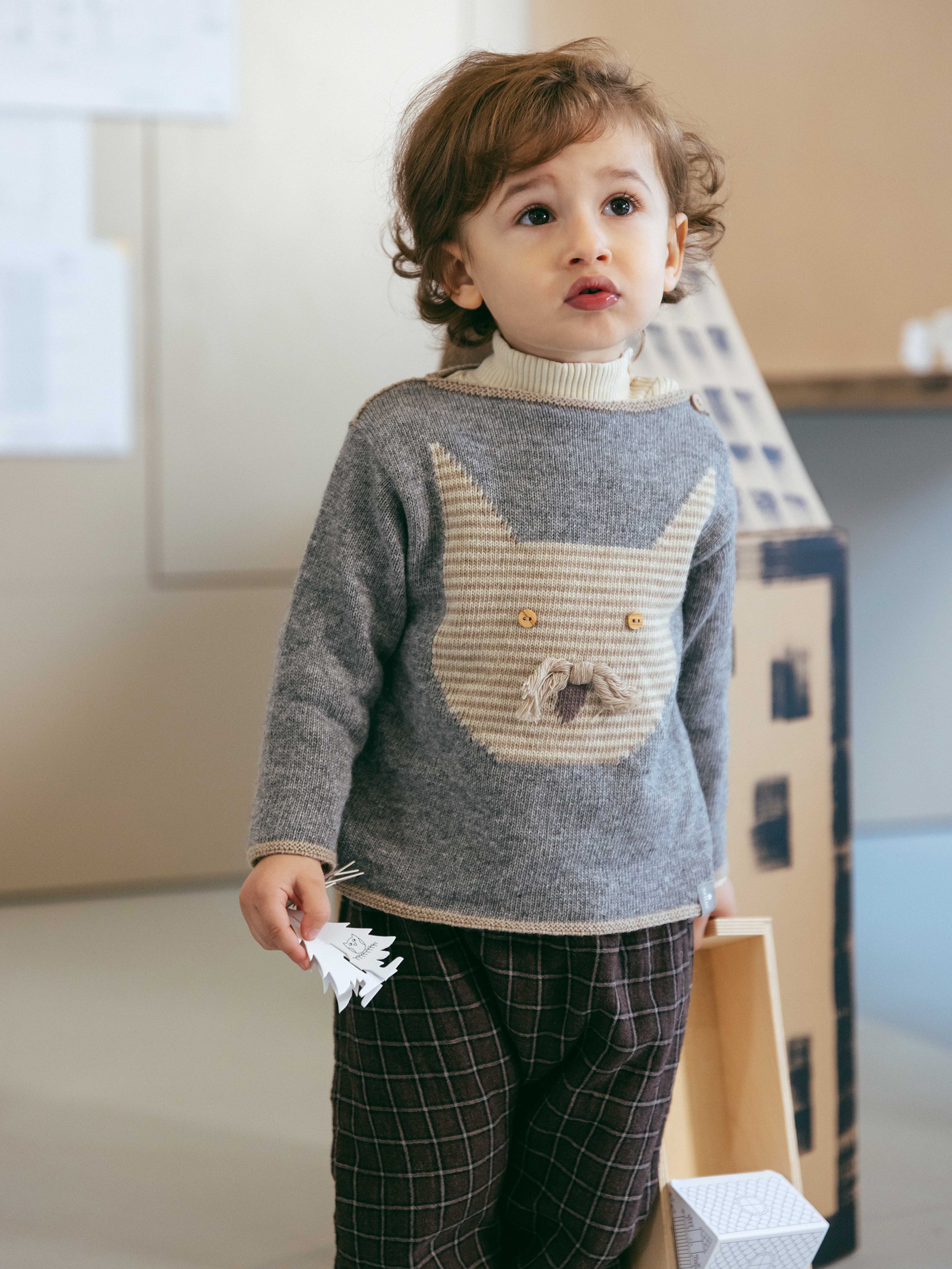 Knitted jumper cat with embossed details