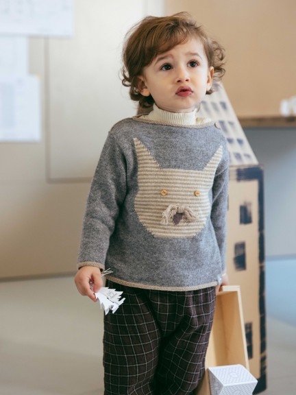 Knitted jumper cat with embossed details Knitted jumper cat with embossed details