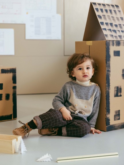 Knitted jumper cat with embossed details Knitted jumper cat with embossed details