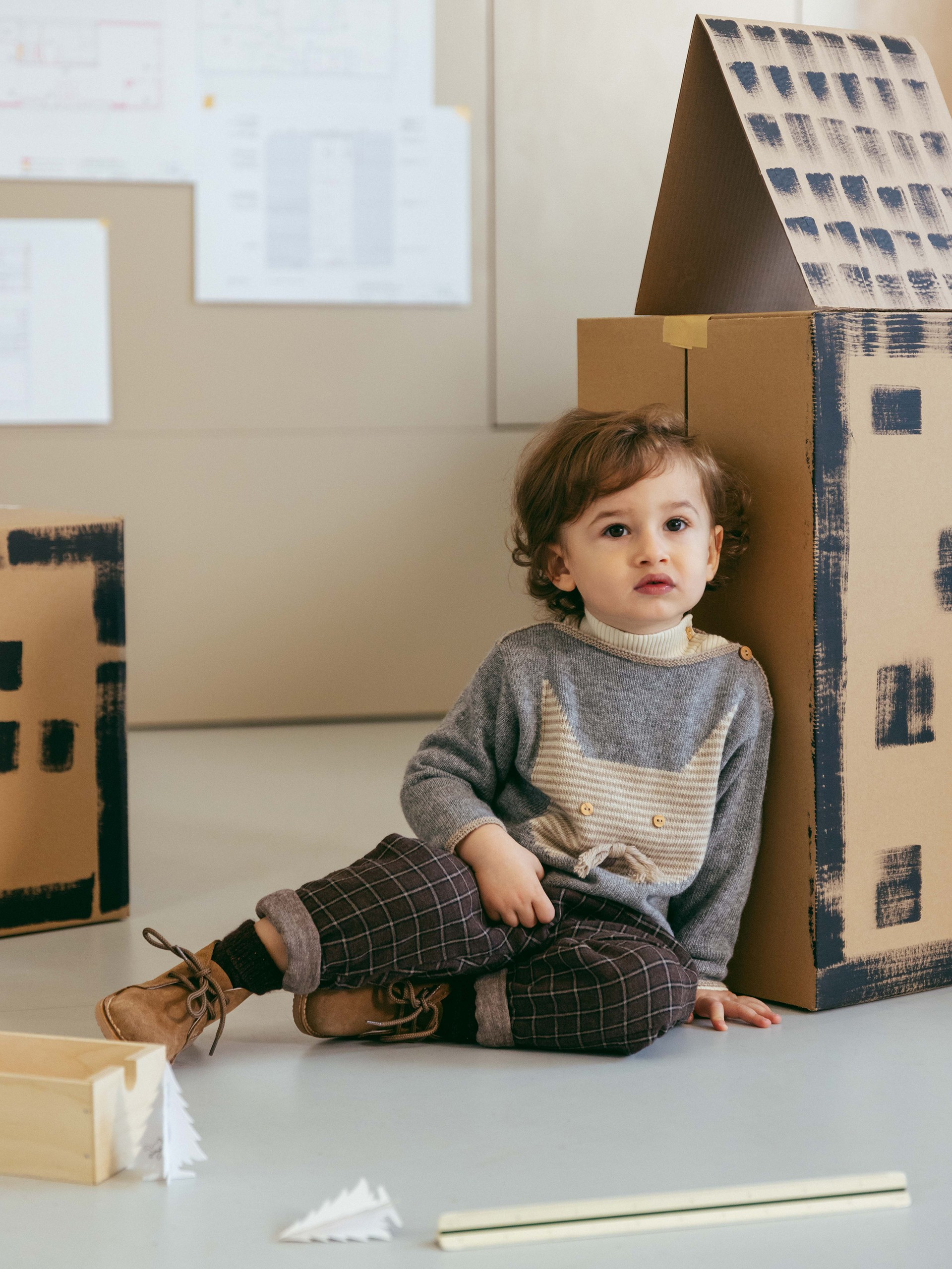 Knitted jumper cat with embossed details