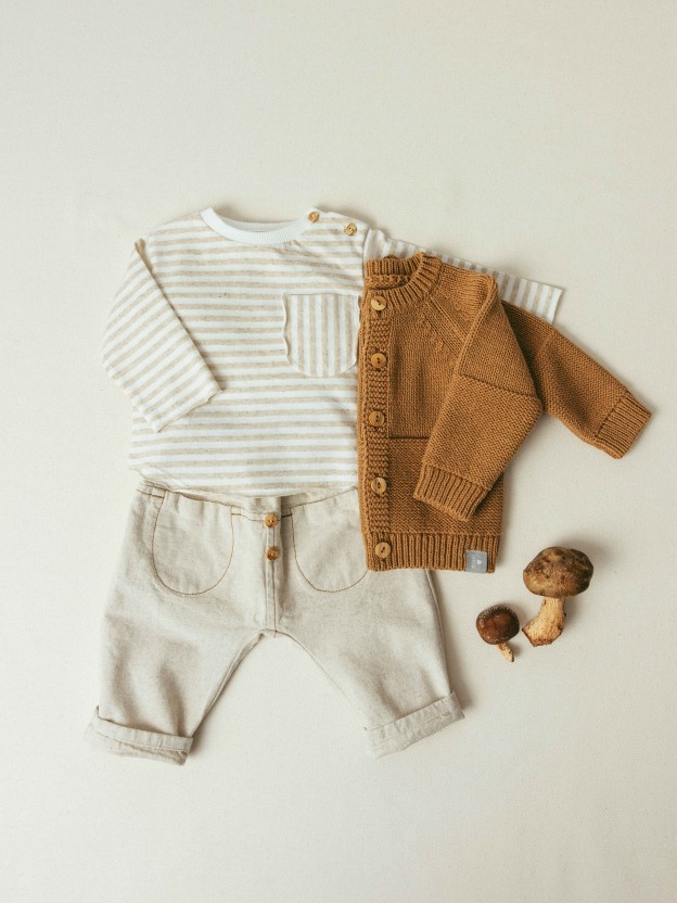 Knitted cardigan round neckline