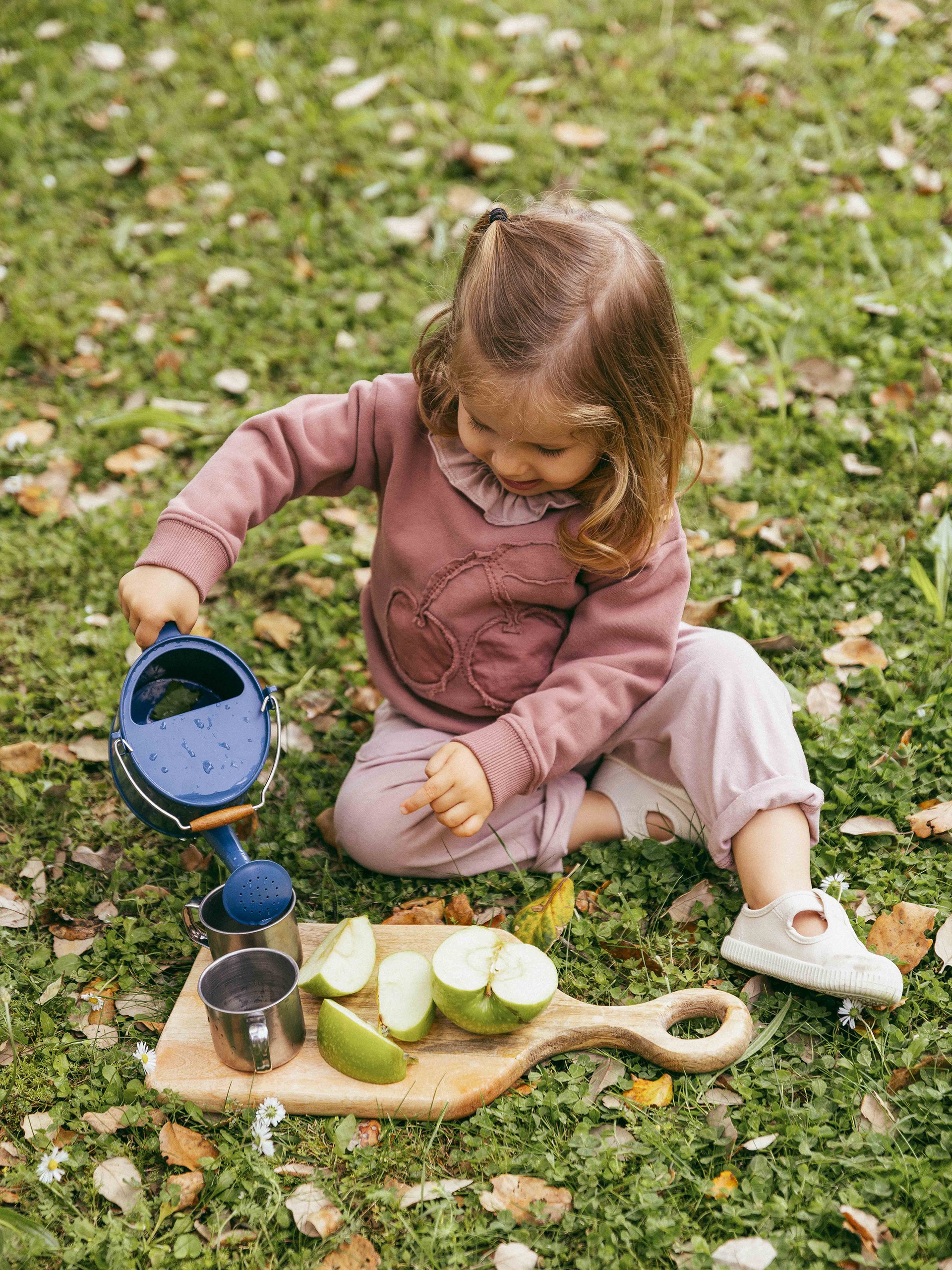 Plain jersey pull-up pants with embroidered details
