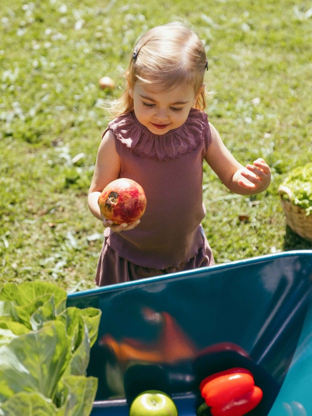Singlet in ribbed jersey with English embroidery collar