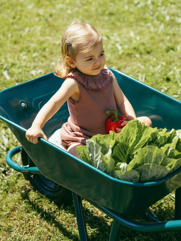 Singlet in ribbed jersey with English embroidery collar