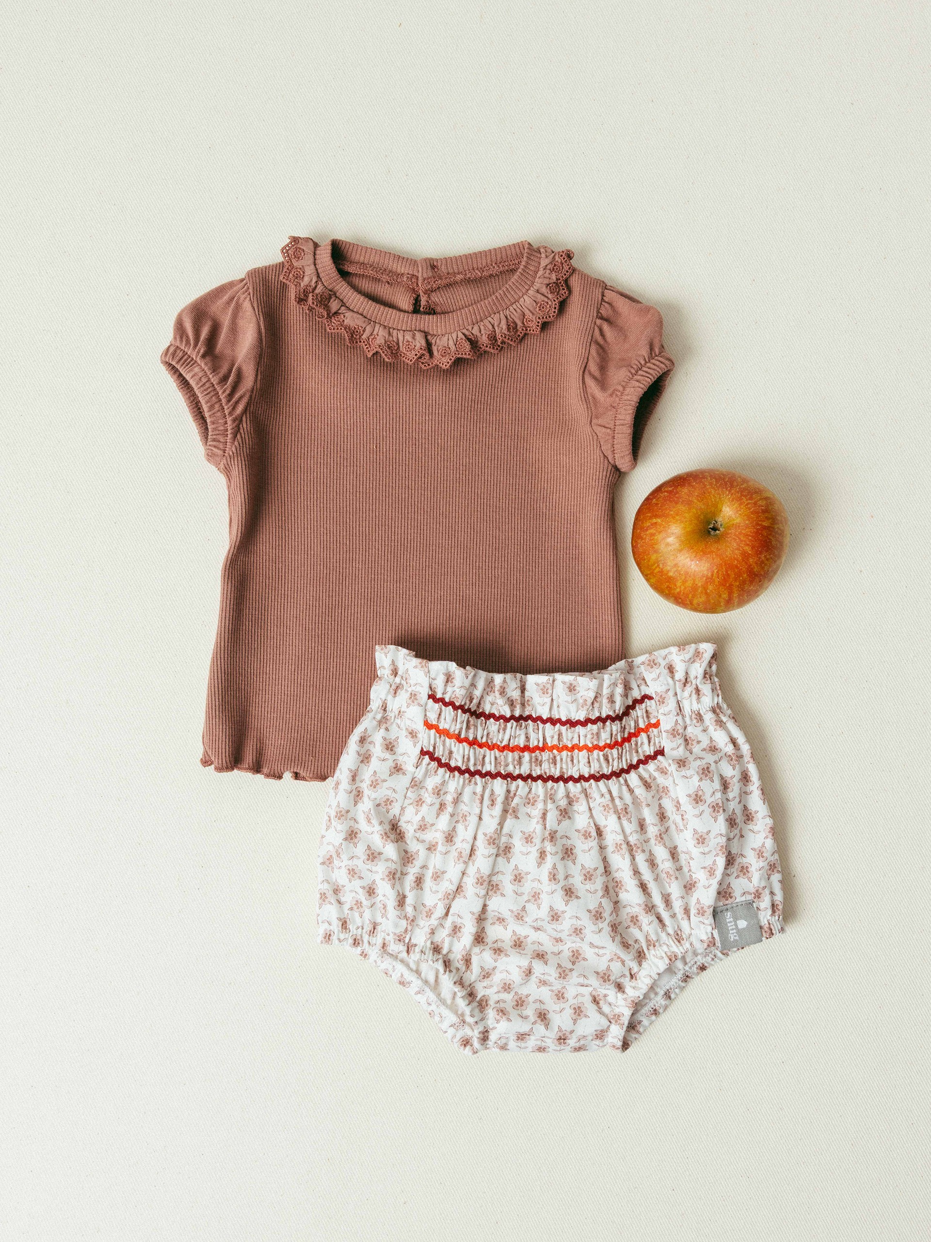 T-shirt in ribbed jersey and English embroidery collar