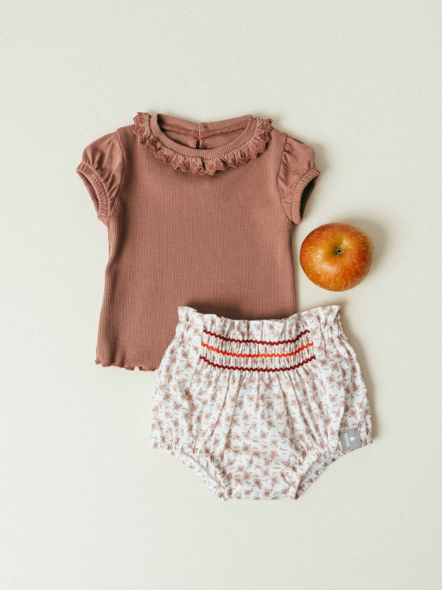 T-shirt in ribbed jersey and English embroidery collar T-shirt in ribbed jersey and English embroidery collar