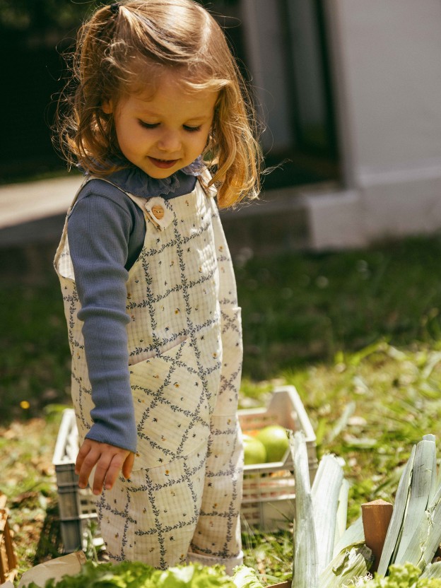 Longsleeve in ribbed jersey with English embroidery collar