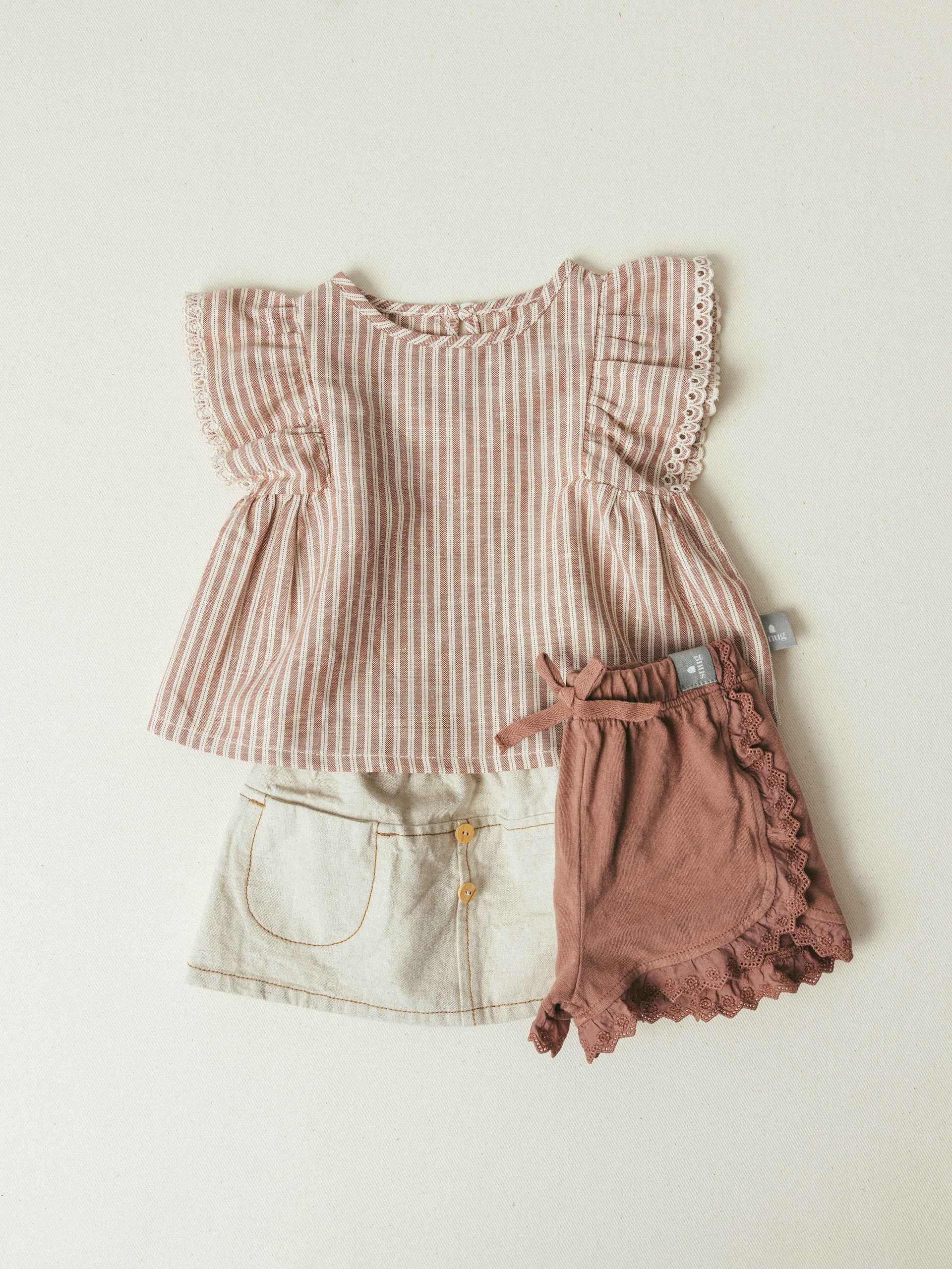Blusa em tecido de riscas e detalhe de bordado inglês