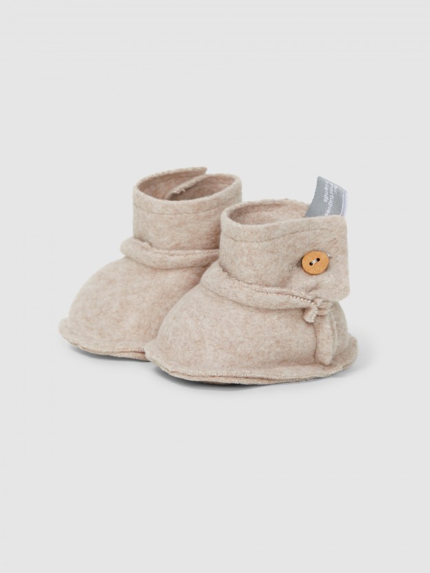 Organic cotton fleece booties with button Organic cotton fleece booties with button