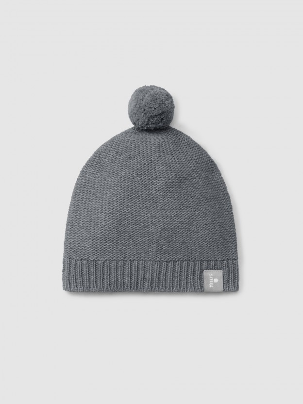 Knitted beanie with pom-pom Knitted beanie with pom-pom