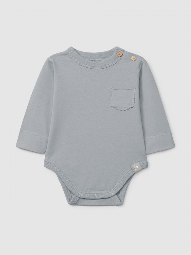 Organic cotton collarless bodysuit with pocket Organic cotton collarless bodysuit with pocket