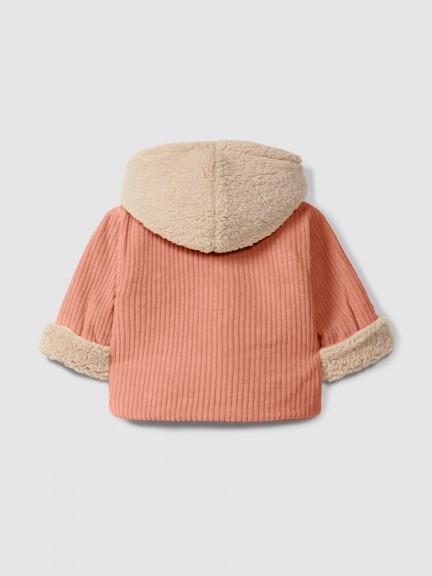 Chaqueta con capucha en terciopelo acanalado con bolsillo Chaqueta con capucha en terciopelo acanalado con bolsillo