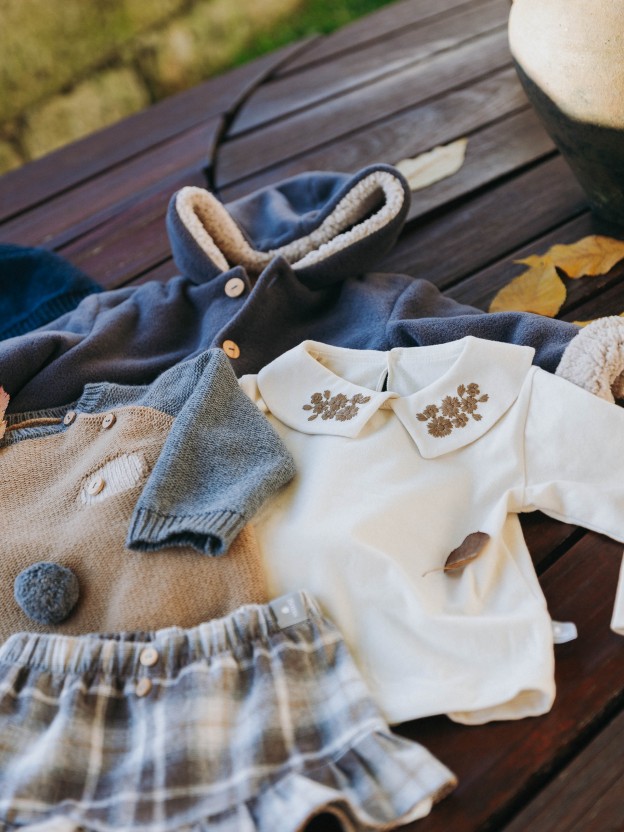 Knitted jumper with embossed details