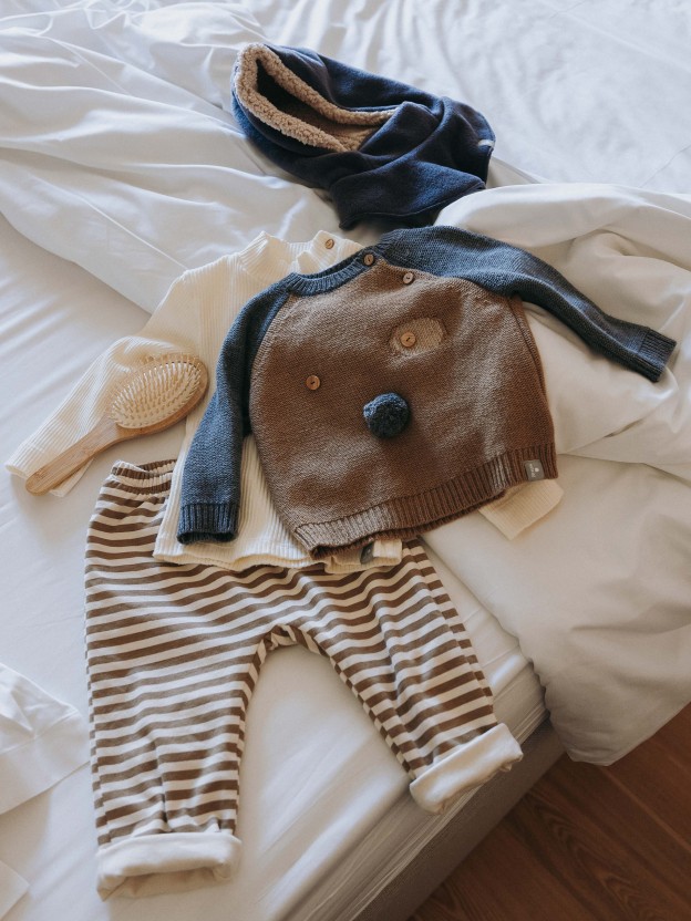 Knitted jumper with embossed details
