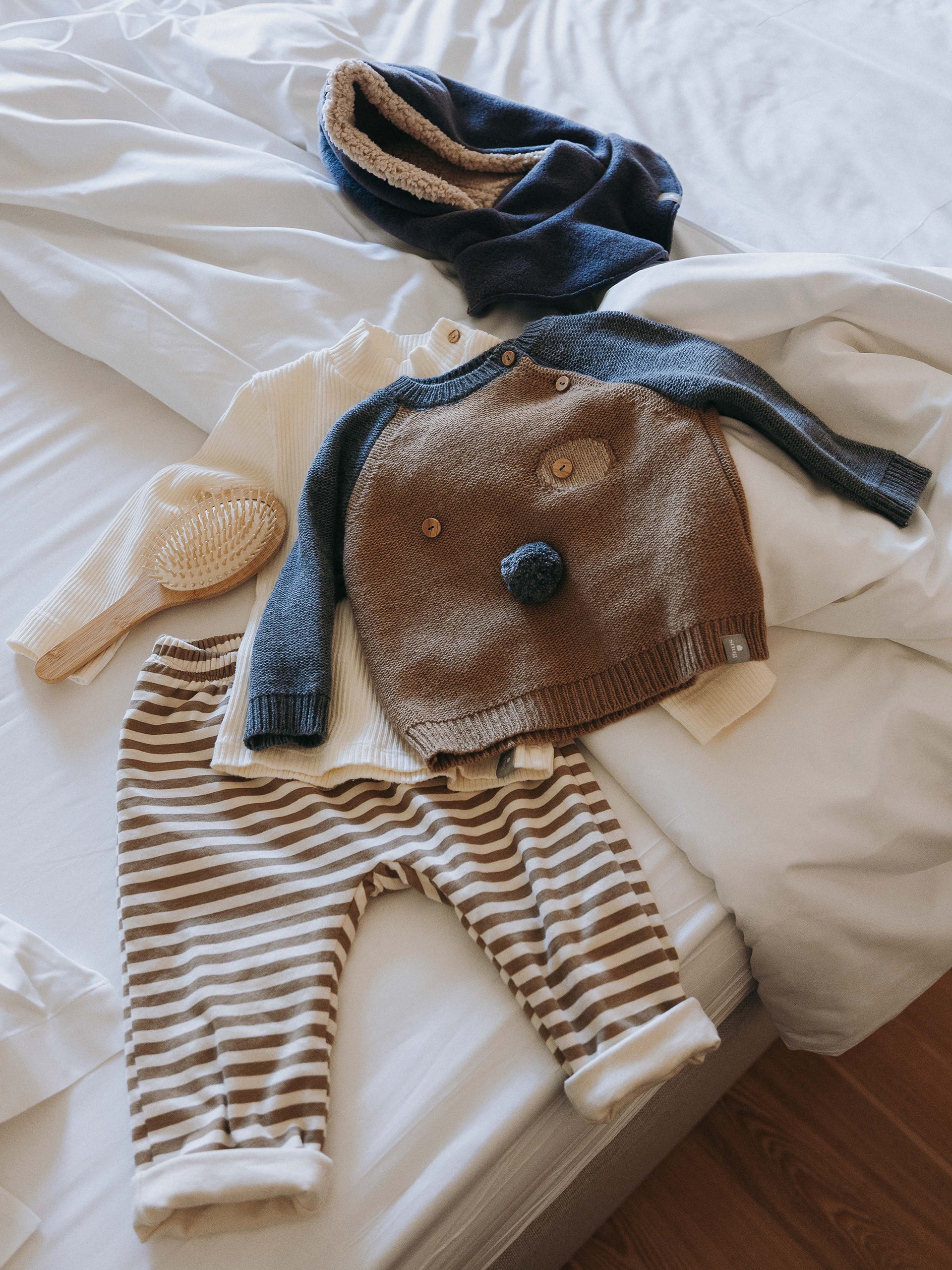 Knitted jumper with embossed details