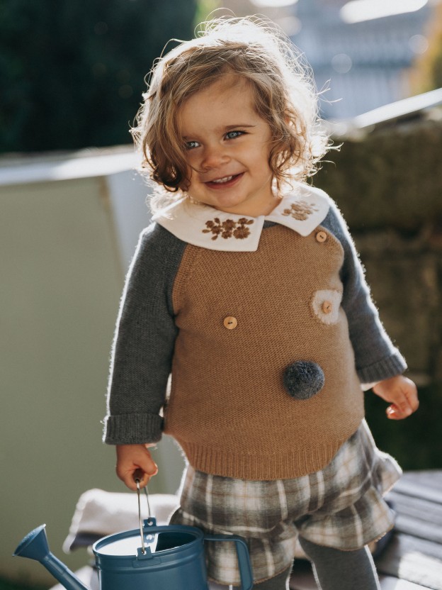 Knitted jumper with embossed details