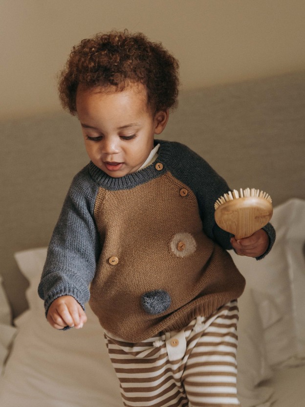 Knitted jumper with embossed details