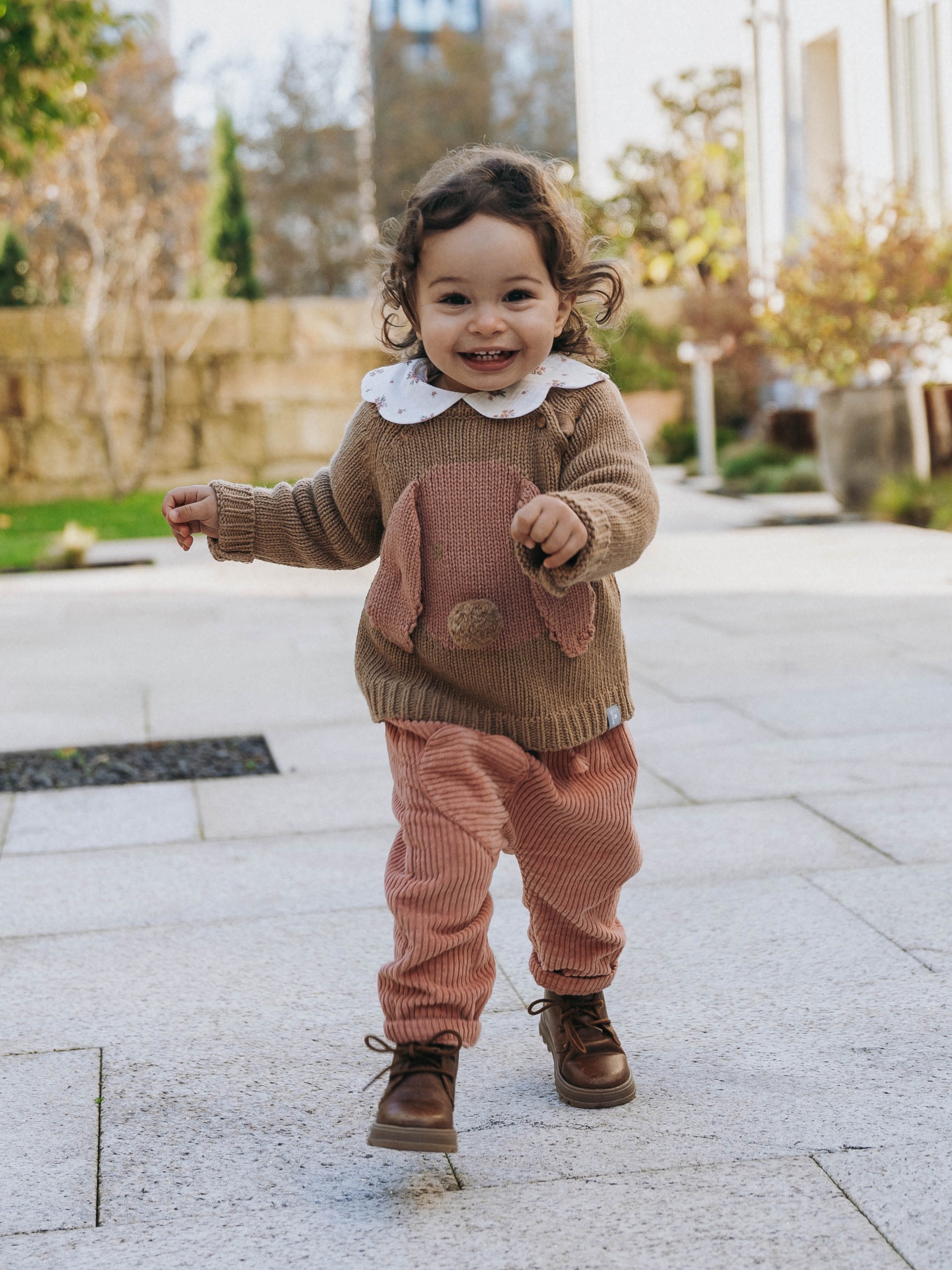 Knitted jumper jacquard dog with embossed details
